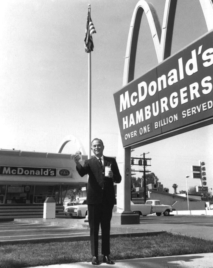 Рэй Крок стал символом не только Макдональдса но и  мирового франчайзинга.jpg
